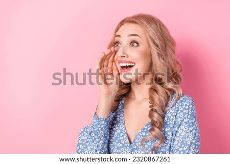 Portrait photo of young surprised girl screaming announcement new empty space good cinema new film isolated on pink color background