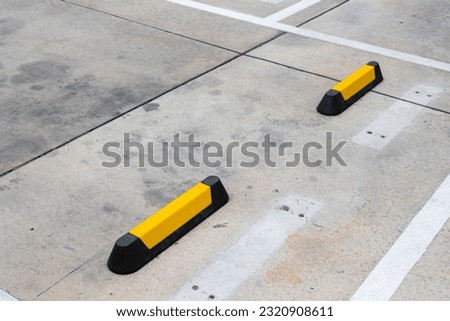 Rubber Parking Road Block Parking Curb, Wheel Stop Stoppers with Yellow Reflective Stripes for parking lots.