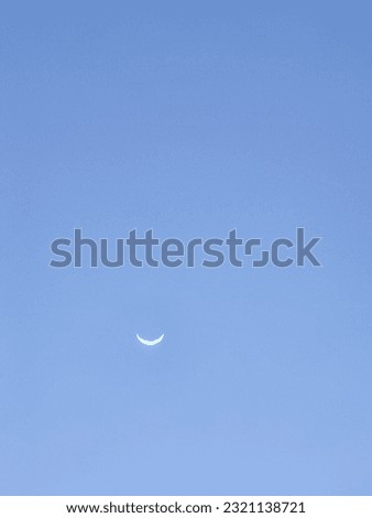 the sky sees the moon 