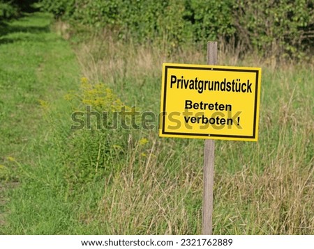 Shield with the imprint "Privatgrundstück, Betreten verboten", translation "Private plot of land, Entrance prohibited"