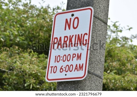 No Parking sign cautioning drivers from parking their cars between 10:00 PM to 6:00 AM 