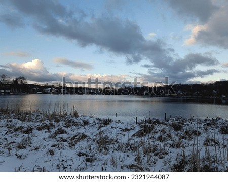 The picture shows the Wesslinger See in winter. You can also see snow and the blue sky with a few clouds.