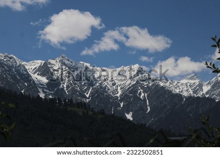 A beautiful view of the mountains in manali.