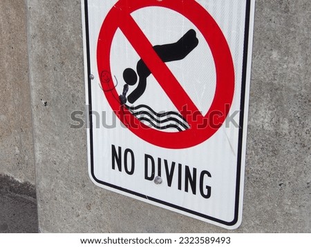 A no diving warning sign in the pool