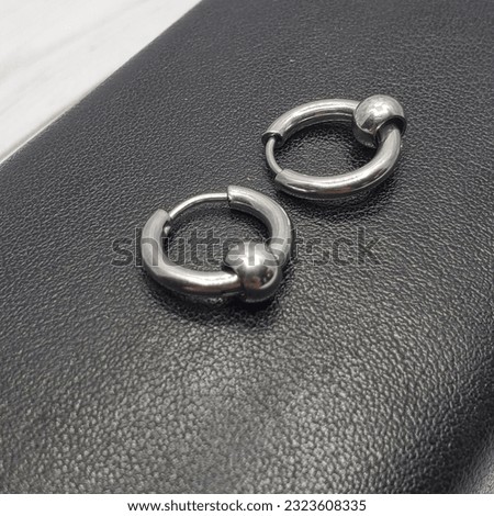 
Ring earring. Jewelery product. Unisex piercing. Subject photography. Silver earring.