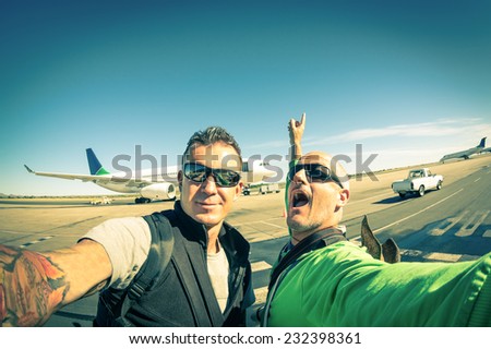 Modern hipster young friends taking a selfie at international airport - Adventure travel lifestyle enjoying moment and sharing happiness - Trip together around the world as alternative lifestyle