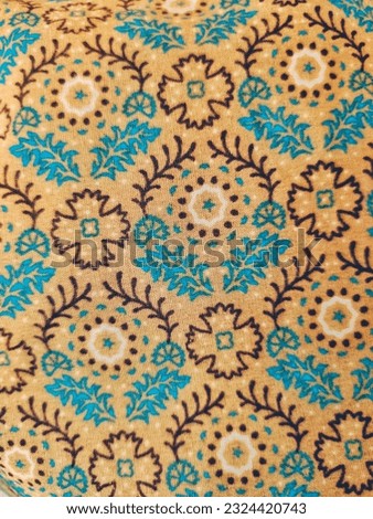 pattern of the skirt of the mother-in-law There is a yellow flower pattern.