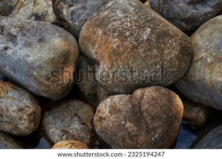 Photo cobblestones close-up landscaping and landscaping of squares and parks. Mountain range.