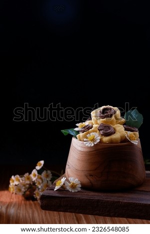 still life food photography with cookies and flowers as objects.  in the photo with light from the side and eye angle