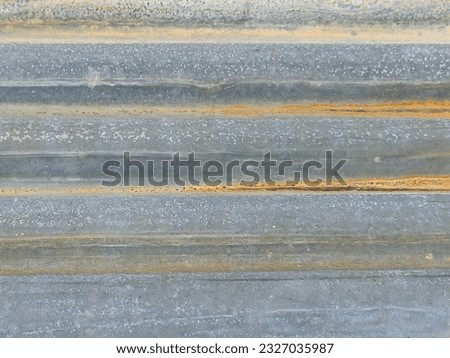 The galvanized sheet was laid out for sun protection. When it was used for a long time, the sunlight met the rain that fell, causing it to rust, forming a beautiful pattern.