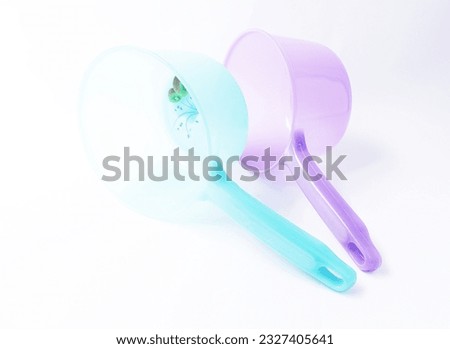 2 plastic scoops with handles for ease of use