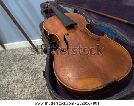 Antique 1914 violin in Studio