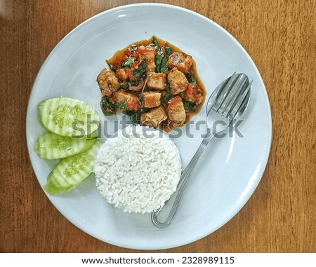 Steamed rice with stir-fried basil and crispy pork
