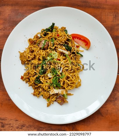 Fried noodles with sliced ​​tomatoes and vegetables