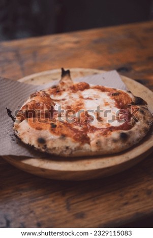 Awesome concept of tasting small pizzas for a good price in Ruzafa, Valencia. Served on round wooden plates, perfect for street style food photography! Simple Margarita with tomato and cheese, a good 