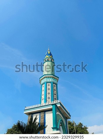 The minaret of the mosque, which has a distinctive color scheme for the Muhammadiyah mosque, is located in the Lamongan area