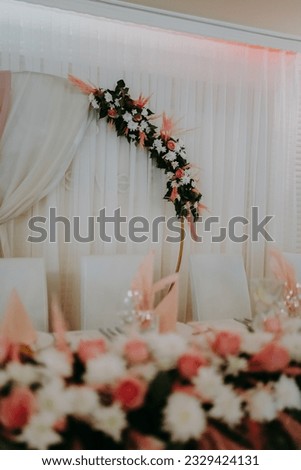 A simple but lovely wedding decoration with colorful flowers and peach gradation vibes