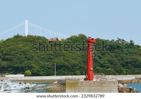 This image shows the breakwater lighthouse at the entrance of the
fishing port.This picture was taken from the opposite side of the entrance.
In Japan,the lighthouse on the right side should be red.
