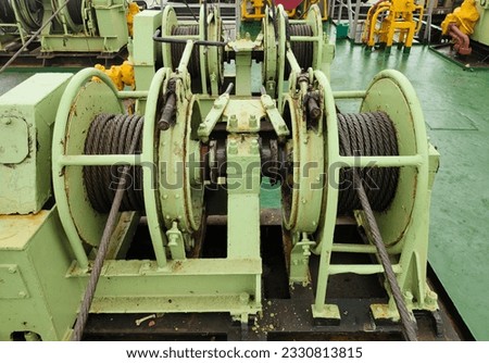 Sling pulley, control crane, winch green handle to control the crane to move things. Lift things up and down the ship.Transfer goods from marine cargo ships to trucks or containers and marine industry