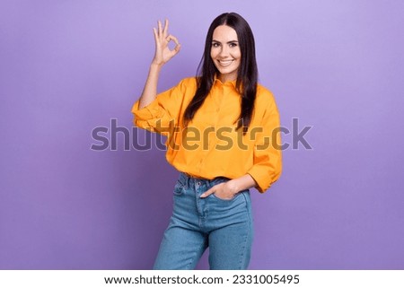 Photo of young business promoter woman recommend 1c product new excel concurrent wear shirt okay sign isolated on violet color background