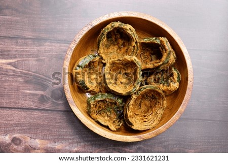 Dry Patra is an Indian dish made with colocasia leaves that are coated with a spicy gram flour batter and deep fried. It's a popular dish in Gujarat. Also known as Patra ni, bardoli's Karara patra. 