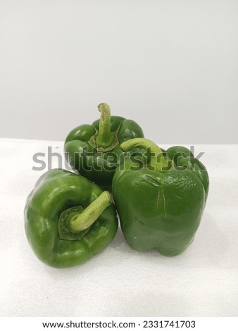 FRESH GREEN BELL PEPPER HEALTHY AND DELICIOUS RAW PHOTO