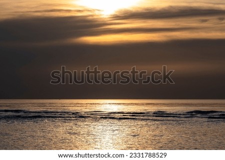 Golden colors on the ocean before sunset