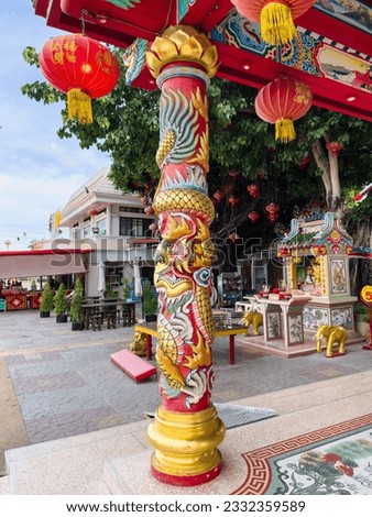 A pillar with the pattern of a dragon, a symbol of the Chinese people.