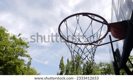 Look at the sky under the basketball hoop in the rainy season.