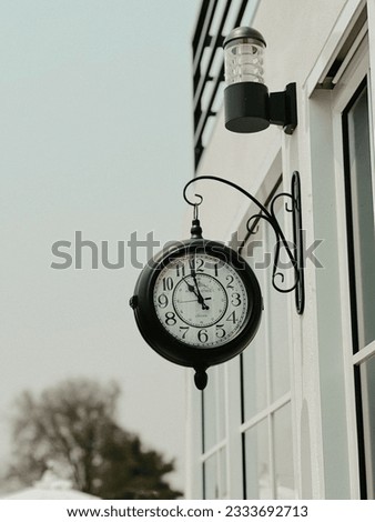 There are many concepts in the clock, for example, keep moving forward, not backward.