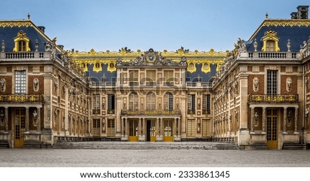Versailles castle from front gride Royalty-Free Stock Photo #2333861345