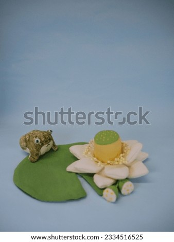 A soothing figurine of a water lily and a frog drawn on a leaf made of kimono fabric.