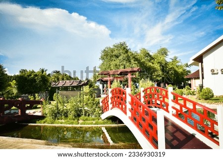 A garden that resembles Japan And there is a bridge over the red water, looks beautiful.