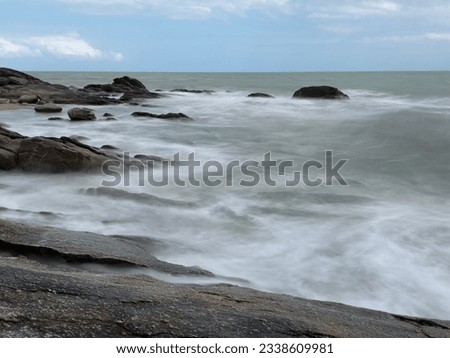 The sea waves crashing on the rocky shore are so beautiful. Using the shutter speed mode makes it even more beautiful. Very strange.