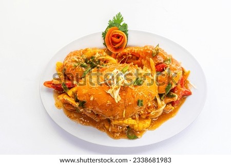 Crab dishes with yellow sauce are very appetizing