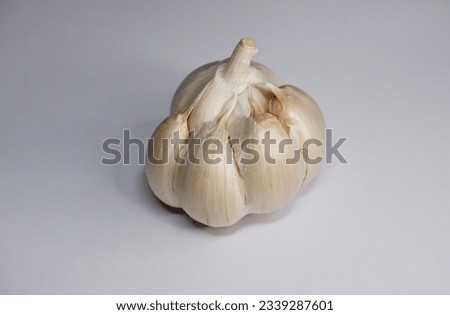 Garlic cloves, unpeeled, have several cloves 