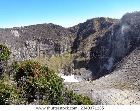 active crater of Mount Sindoro. The photo was taken by Willem Tasiam, a marathon climber