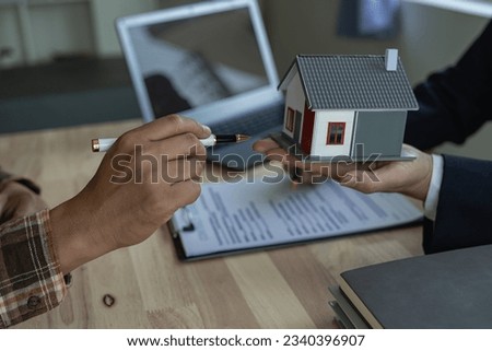 Real estate agents deliver model homes to customers, mortgage loan agreements, interest rate recommendations. Hire purchase and sale agreements and home insurance contracts Remote Picture