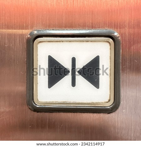 Close arrow button for Elevator