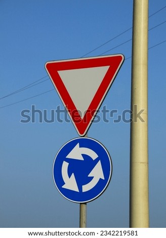Italy: Road signal (Precedence and roundabout).