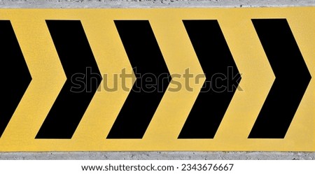 row of black direction arrow stripes painted on grunge yellow steel plate on concrete wall, warning arrow road sign pointing turn right, wide banner background