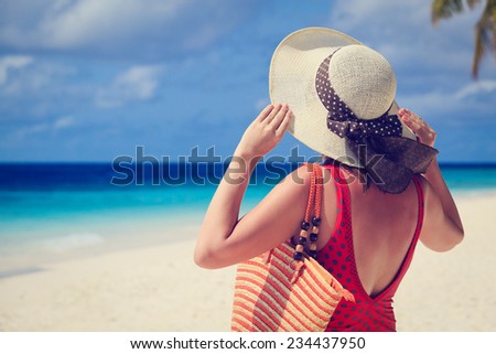 woman with beach bag at the sea, holiday concept