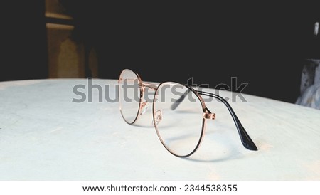 Photo of glasses that are simple but have a luxurious look and handle color, namely gold mixed with black, and have clear glass that is round but can also be called oval, very attractive to wear.
