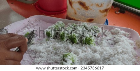 bamboo putu cake is a type of traditional Indonesian snack in the form of a cake filled with palm sugar, grated coconut and rice flour. This cake is steamed in a slightly compacted bamboo tube.