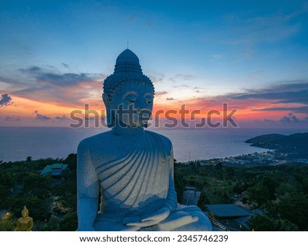 aerial view around Phuket big Buddha in beautiful sunset.
360 degree view on Phuket big Buddha viewpoint.
image for travel and religious ideas.
smooth cloud in stunning sky background