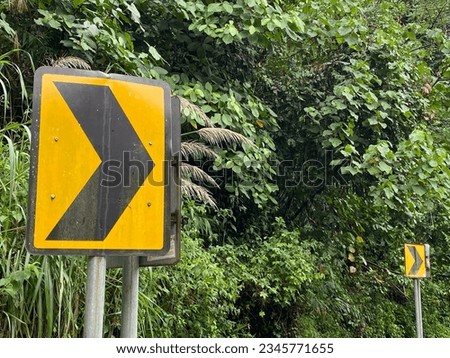 traffic sign pointing to the right
