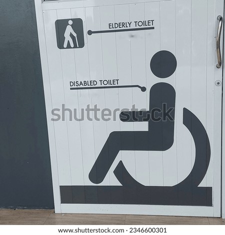 The white floor of the bathroom door was designed in the shape of a symbol of a disabled person sitting in a winchette.