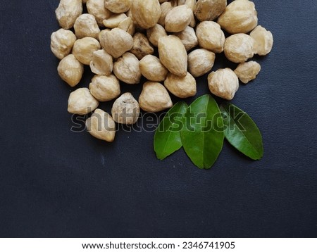 The photo is a photo of hazelnut. Kemiri is a plant whose seeds are used as a source of oil, spices and herbs that can grow in various tropical regions.