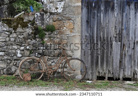 An old and rusty bike at a farm in France.