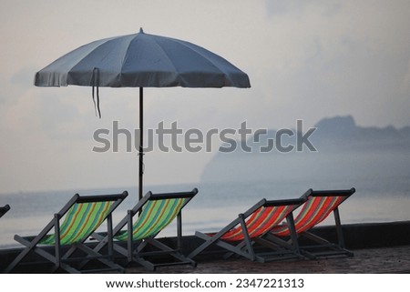 Inclining chairs along the sea